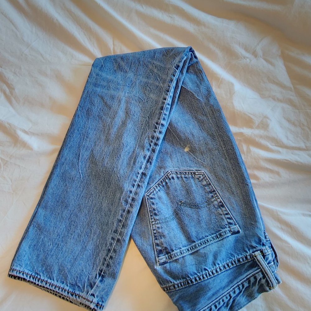 Levis 501 Original 32/34 Used (2 small stains on knees 1 on back) Distressed